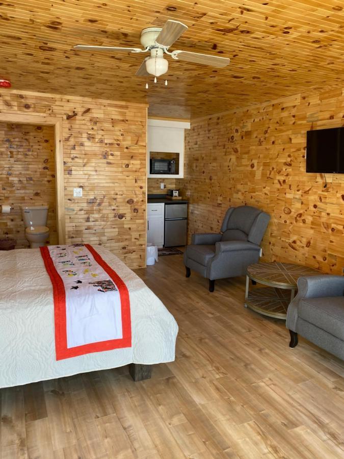 & Taylor's Crafts Motel